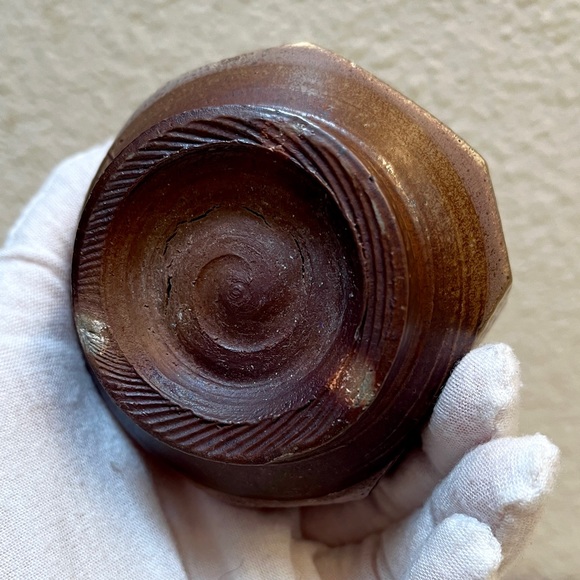 Ceramic Cup. Tea-Bowl Faceted, lined & salt fired. Browns. Second. - Picture 3 of 7